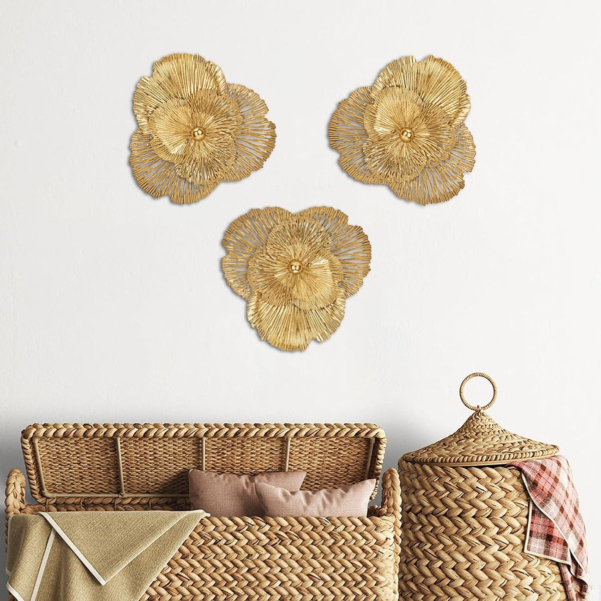 DILATATA 3 Pcs Metal Flower Wall Art Set 10 Inch Rustic Modern Floral Sculpture 3D Metal Flower Wall Hanging Accent for Indoor Living Room Bedroom Kitchen Bathroom Garden Patio Decor - Gold